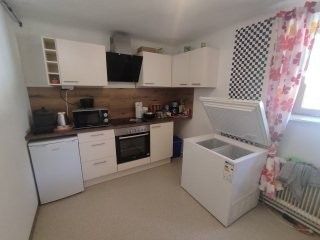 Bild enthält, Indoors, Kitchen, Interior Design, Device, Appliance, Electrical Device, Refrigerator, Microwave, Oven