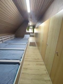 Bild enthält, Bed, Bedroom, Dorm Room, Furniture, Indoors, Room, Wood, Interior Design, Plywood, Housing