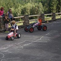 Bild enthält, Road, Tarmac, Adult, Female, Person, Woman, Kart, Vehicle, Lawn Mower, Tool