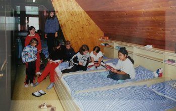 Bild enthält, Indoors, Person, Housing, Bedroom, Dorm Room, Furniture, Shoe, Adult, Female, Woman