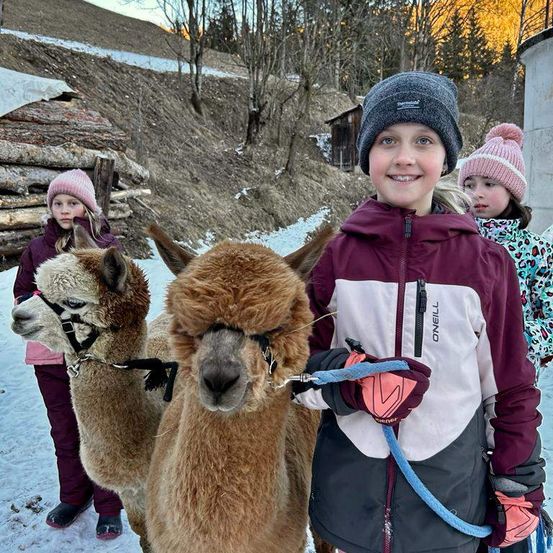 Bild enthält, Person, Face, Head, Coat, Jacket, Animal, Mammal, Outdoors, Nature, Photobombing