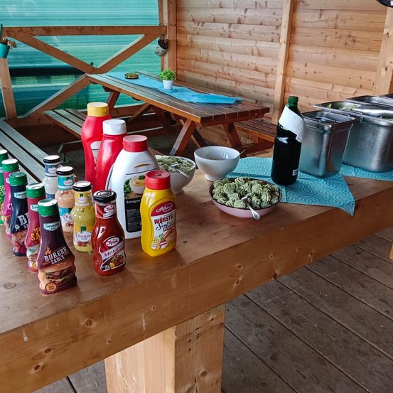 Bild enthält, Wood, Hardwood, Stained Wood, Food, Ketchup, Furniture, Table, Tabletop, Indoors, Interior Design