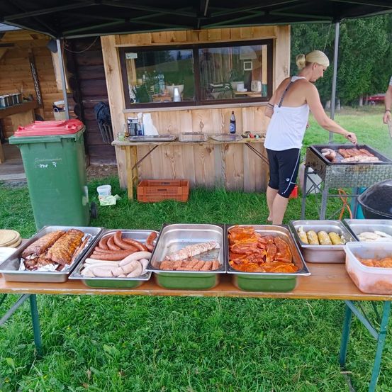 Bild enthält, Bbq, Cooking, Grilling, Adult, Male, Man, Person, Female, Woman, Shorts