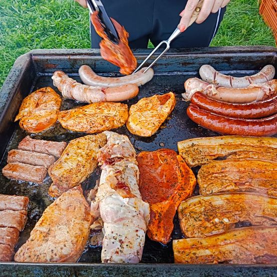 Bild enthält, Food, Meat, Pork, Kitchen Utensil, Tongs