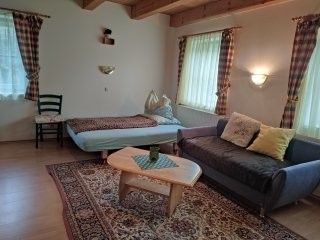 Bild enthält, Home Decor, Furniture, Rug, Couch, Architecture, Building, Housing, Bed