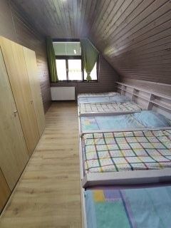 Bild enthält, Indoors, Interior Design, Housing, Bedroom, Dorm Room, Furniture, House, Loft, Wood, Computer Keyboard