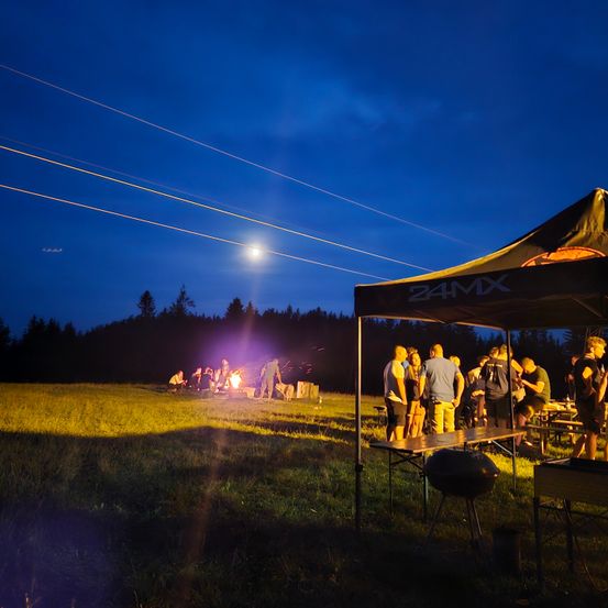 Bild enthält, Architecture, Building, Outdoors, Shelter, Person, Camping, Tent, Lighting, Nature