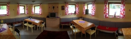 Bild enthält, Dining Room, Dining Table, Indoors, Table, Restaurant, Cafeteria, Chair, Rug, Monitor, Desk