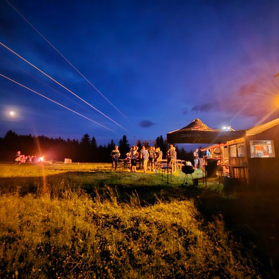 Bild enthält, Outdoors, Shelter, Countryside, Hut, Nature, Rural, Flare, Person, Sky, Grass