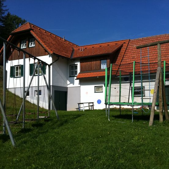 Bild enthält, Grass, Play Area, Neighborhood, Lawn, Outdoor Play Area, Outdoors, Building, Housing, Roof, Shelter