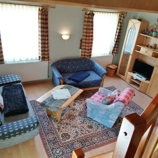 Bild enthält, Furniture, Indoors, Living Room, Couch, Interior Design, Floor, Flooring, Home Decor, Wood, Cushion