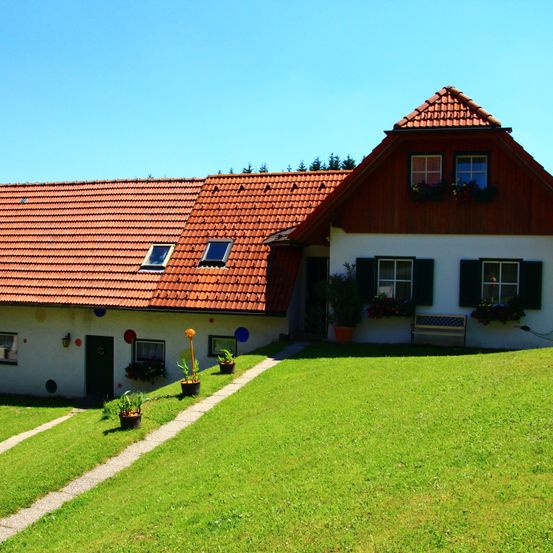 Bild enthält, Grass, Building, Cottage, House, Housing, Lawn, Roof, Bench, Outdoors, Nature