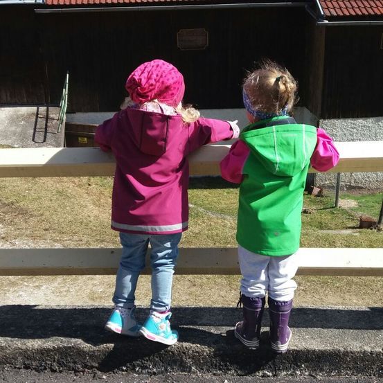 Bild enthält, Person, Photography, Portrait, Hat, Coat, Pants, Cap, Shoe, Grass, Jacket