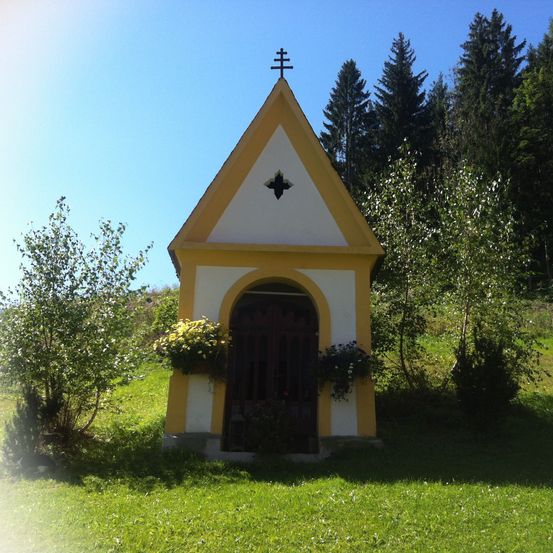 Bild enthält, Fir, Tree, Grass, Building, Outdoors, Shelter, Lawn, Cross, Conifer, Monastery