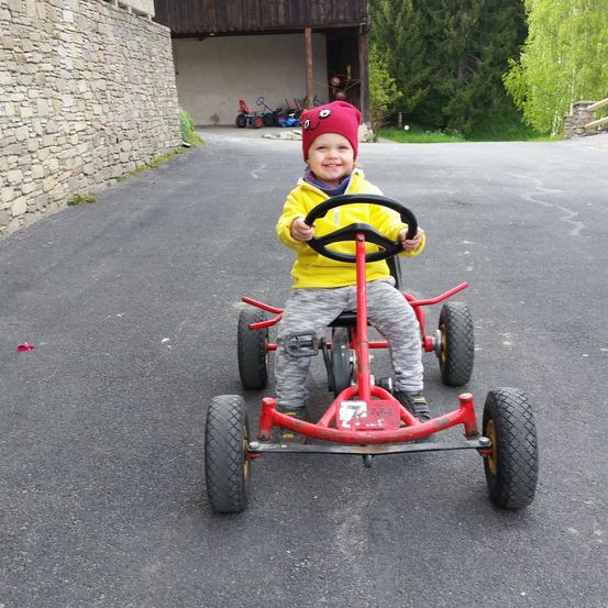 Bild enthält, Baby, Person, Wheel, Kart, Vehicle, Hat, Road, Face, Hardhat, Helmet