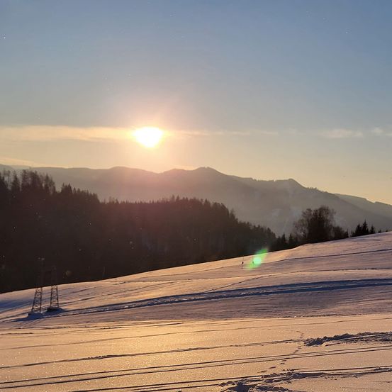 Bild enthält, Nature, Outdoors, Sky, Slope, Sun, Scenery, Sunrise, Tree, Vegetation, Landscape