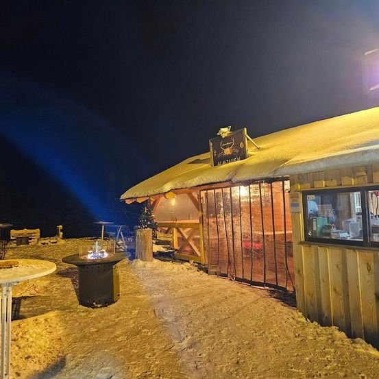 Bild enthält, Urban, Outdoors, Shelter, Nature, City, Countryside, Night Life, Rural, Lighting, Person