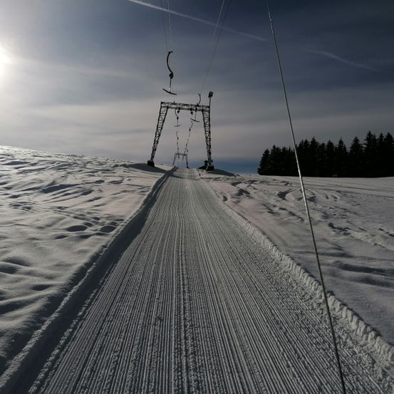 Bild enthält, Nature, Outdoors, Piste, Snow, Tree, Fir, Sky, Scenery, Utility Pole, Ice