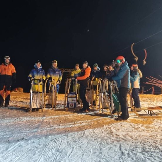 Bild enthält, Clothing, Glove, Outdoors, Nature, Person, Groupshot, E-scooter, Snow, Worker, Coat