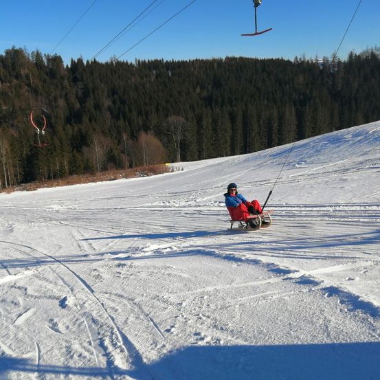 Bild enthält, Nature, Outdoors, Person, Helmet, Snow, Leisure Activities, Skiing, Sport