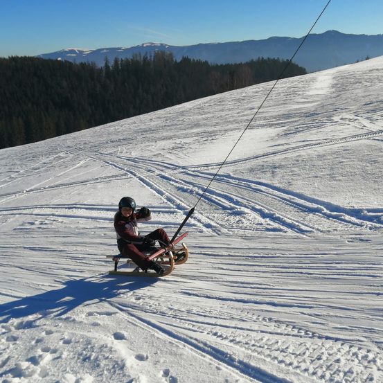 Bild enthält, Helmet, Outdoors, Glove, Nature, Adult, Male, Man, Person, Shoe, Snow