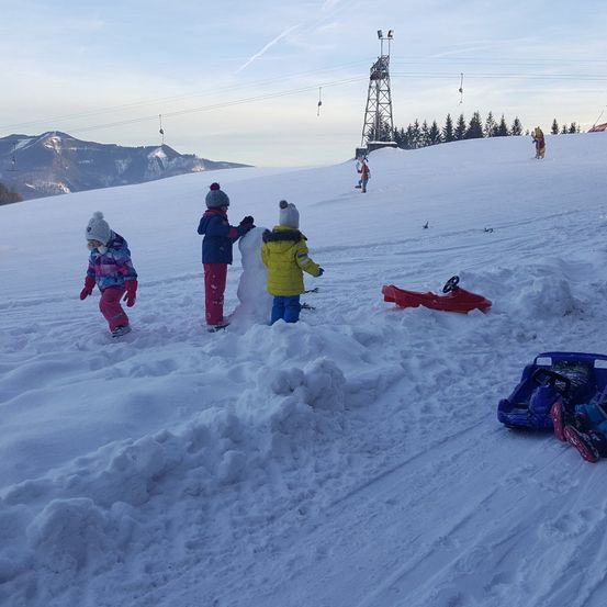 Bild enthält, Glove, Nature, Outdoors, Piste, Snow, Person, Hat, Peak, Slope, Coat