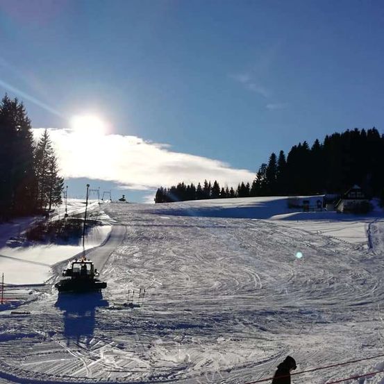 Bild enthält, Nature, Outdoors, Snow, Person, Piste, Sport, Boat, Transportation, Vehicle, Scenery