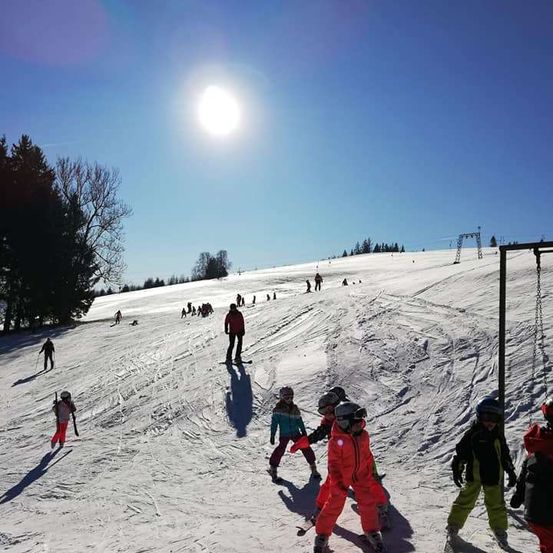 Bild enthält, Nature, Outdoors, Person, Snow, Skiing, Sport, Moon, Night, Footwear, Shoe