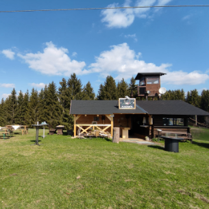 Bild enthält, Outdoors, Shelter, Grass, Tree, Countryside, Hut, Nature, Rural, Fir, Lawn