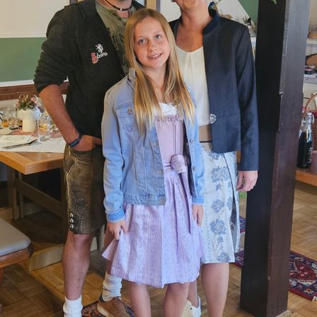 Bild enthält, Shoe, Pants, Person, Photography, Portrait, Wood, Floor, Blouse, Skirt, Flooring