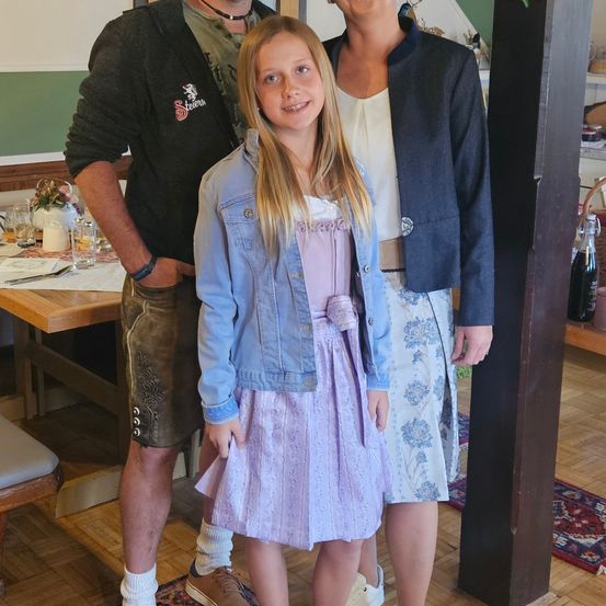 Bild enthält, Shoe, Pants, Person, Photography, Portrait, Wood, Floor, Blouse, Skirt, Flooring