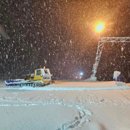 Bild enthält, Nature, Outdoors, Snow, Bulldozer, Machine, Winter