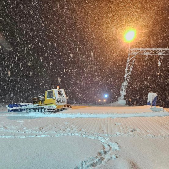 Bild enthält, Nature, Outdoors, Snow, Bulldozer, Machine, Winter