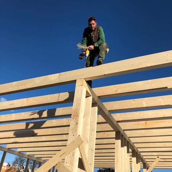 Bild enthält, Person, Worker, Adult, Male, Man, Wood, Woodworking