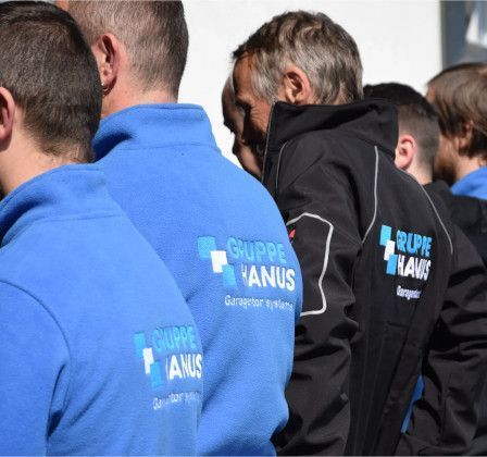 Bild enthält, People, Person, Adult, Male, Man, Crowd, Guard, Face, Head