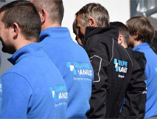 Bild enthält, People, Person, Adult, Male, Man, Crowd, Guard, Face, Head