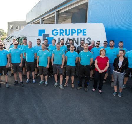 Bild enthält, People, Person, Boy, Male, Teen, Adult, Man, Shoe, Groupshot, Shorts