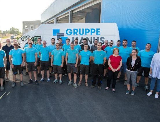 Bild enthält, People, Person, Boy, Male, Teen, Adult, Man, Shoe, Groupshot, Shorts