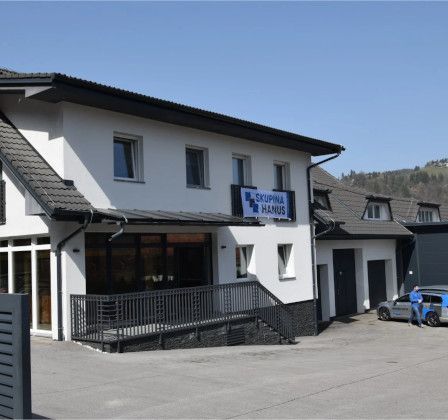 Bild enthält, Person, Indoors, Garage, Car, Transportation, Vehicle, Architecture, Building, Housing