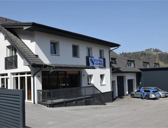 Bild enthält, Person, Indoors, Garage, Car, Transportation, Vehicle, Architecture, Building, Housing