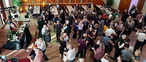 Bild enthält, People, Person, Adult, Male, Man, Plant, Indoors, Face, Head, Dancing