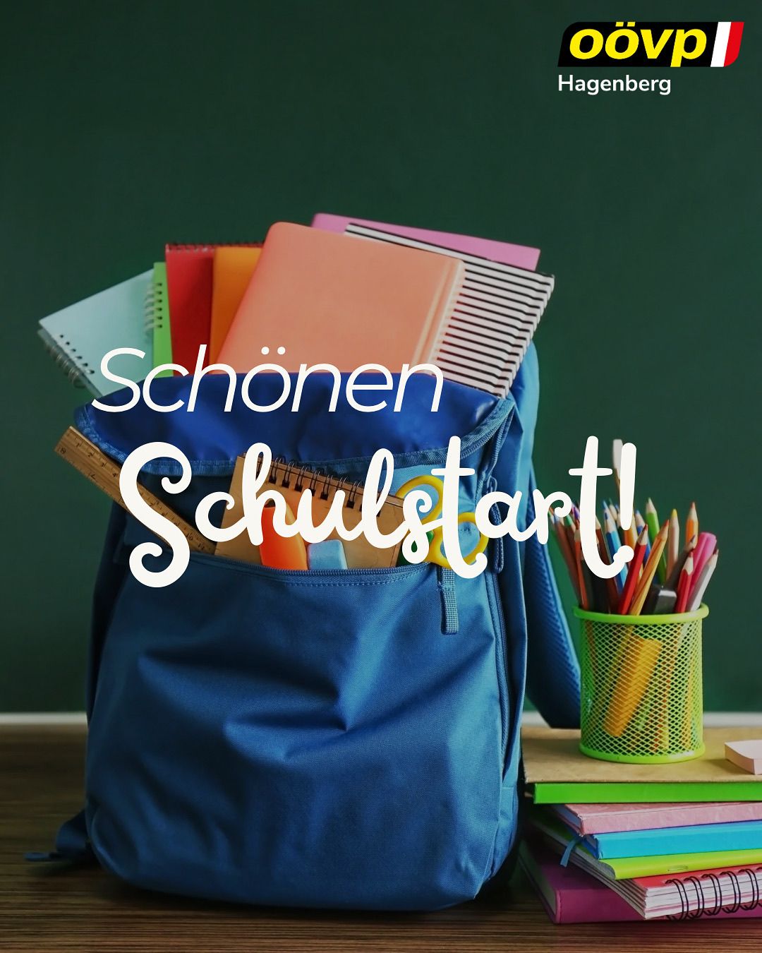 Ein blauer Rucksack voller Schulsachen steht vor einer grünen Tafel. Der Rucksack enthält Notizbücher, einen Lineal und Bleistifte. Der Text 'Schönen Schulstart!' ist in weiß angezeigt.