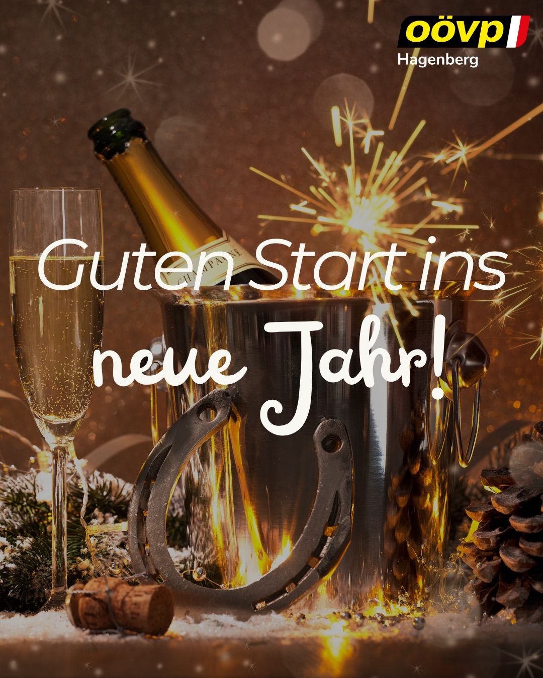Eine Champagnerflasche mit einem Glas steht in einem silbernen Eimer mit Feuerwerk und Tannenzapfen. Der Text lautet 'Guten Start ins neue Jahr!'.