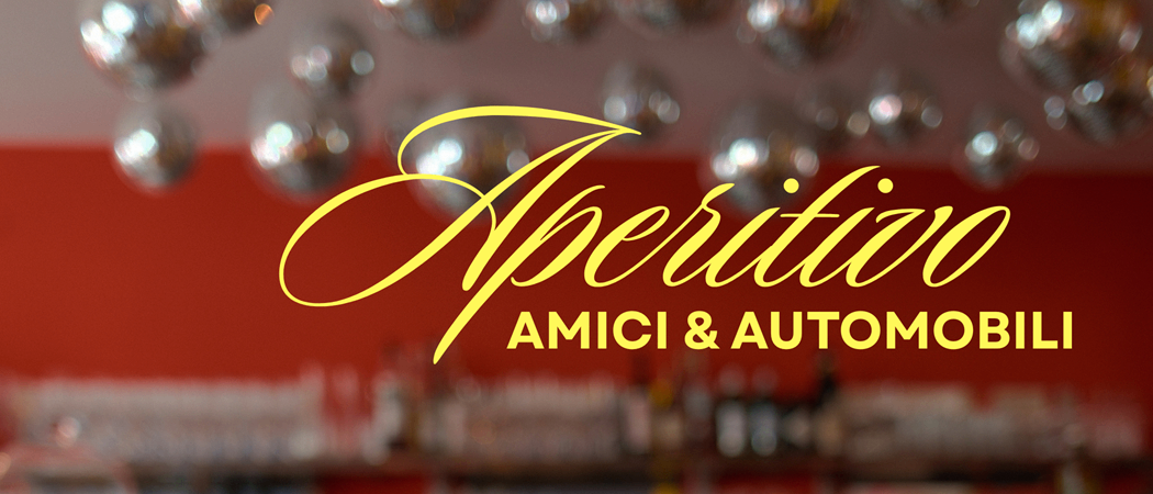 Veranstaltungsposter für Aperitivo Amici & Automobili. Dienstag, 21. Juli. Special Guest DJ Gitta Saxx. Tisch mit Getränken, Essen und einem Spielzeugauto.