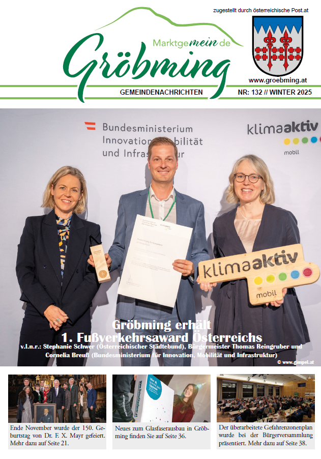 Ein Bild zeigt vier Personen, die lächelnd stehen und ein Zertifikat und ein Holzschild mit 'klimaaktiv' darauf halten. Ein Mann steht in der Mitte mit einem grünen Lanyard. Stephanie Schwer, Thomas Reingruber und Cornelia Breu sind ebenfalls anwesend. Das Bild ist Teil eines Newsletters für die Gemeinde Groebming.
