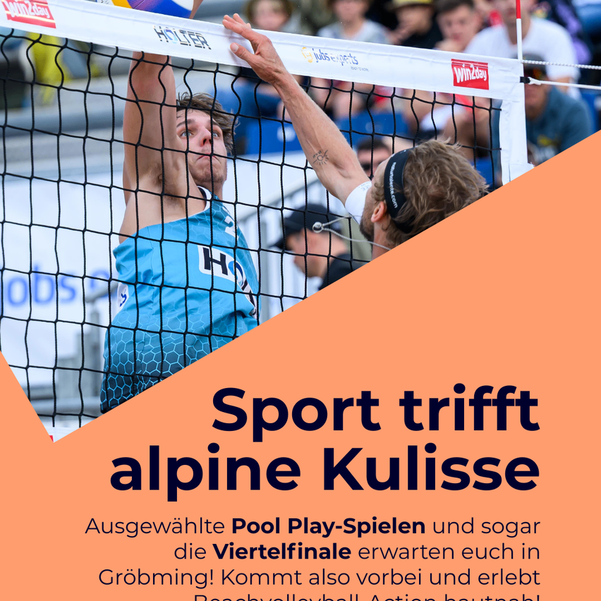 Zwei Männer spielen Volleyball, einer springt, um den Ball zu blocken, der andere schlägt zu. Im Hintergrund sieht man eine Menge, die das Spiel beobachtet. Der Text lautet 'Sport trifft alpine Kulisse'.