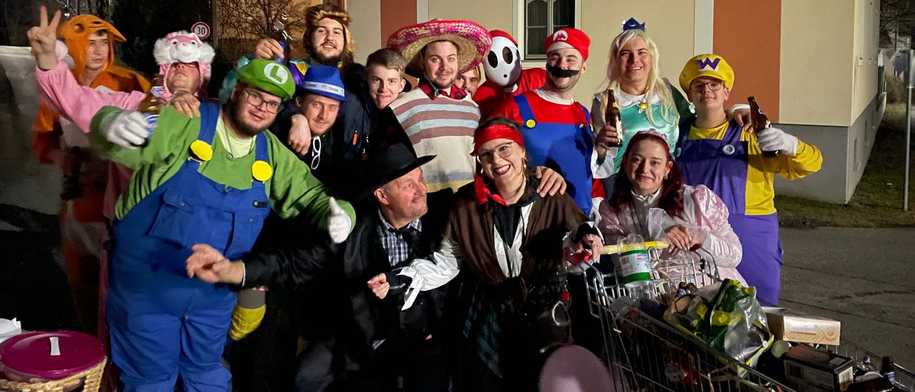 Bild enthält, Hat, Cap, People, Person, Adult, Female, Woman, Male, Man, Shoe