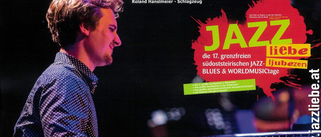 Ein Plakat für eine Jazz-Veranstaltung mit dem Text 'TRIO' oben. Ein Mann spielt Klavier mit ernster Miene. Das Datum ist der 16. Oktober 2019 um 19:00 Uhr.