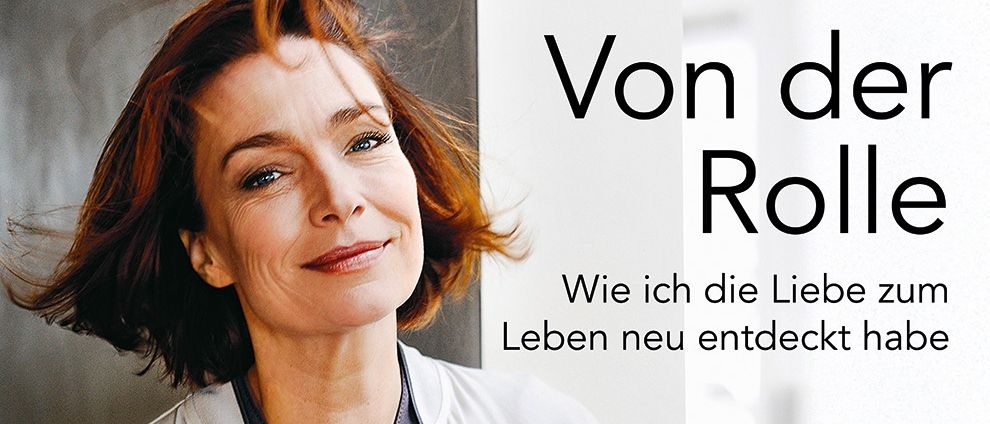 Eine Werbung für eine Buchlesung von Aglaia Szyszkowitz. Eine Frau in einem weißen Mantel lächelt in die Kamera. Der Termin ist Donnerstag, 13. November, 19:00 Uhr in der Gnas Musikschule.