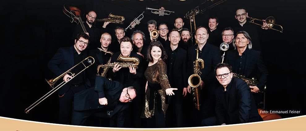 Plakat für die Big Band Bad Gleichenberg mit einer Gruppe von Musikern und ihren Instrumenten. Das Event ist für den 6. Januar 2026 in der Kulturhalle in Worth bei Gnas geplant.
